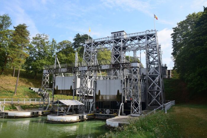 Ouvrage métallique d’une écluse du canal, entouré d’arbres